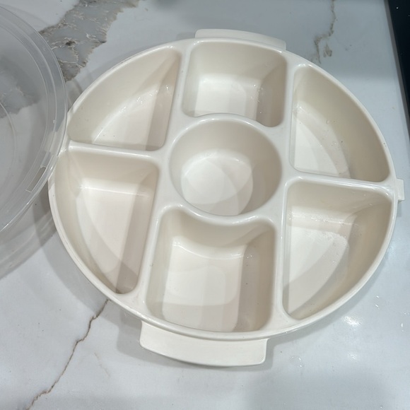 Rubbermaid Servin Saver 12' Round Snack Chip Veggie Fruit Dip Platter Tray - Picture 2 of 5